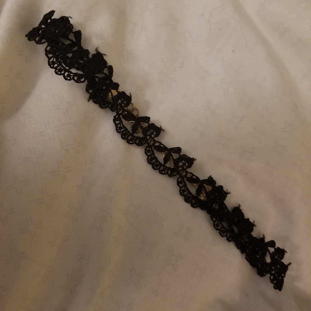 Lace choker